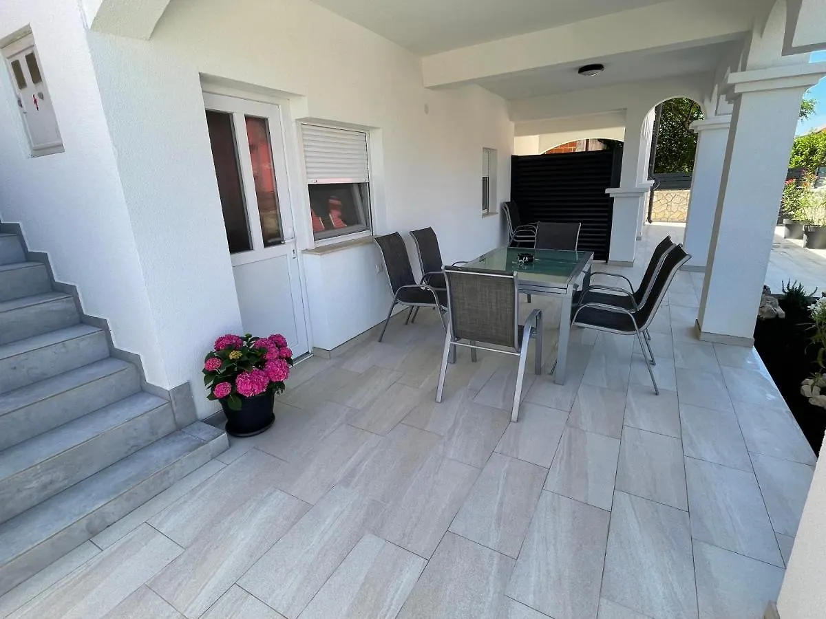 Apartmenthouse Ines Vir Apartment